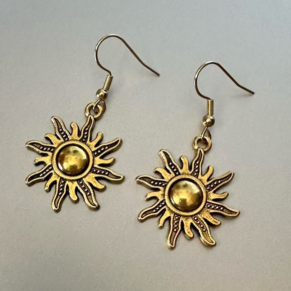 Sun Pendant Necklace and Earrings Set Gold Tone Stainless Steel Chain New - Picture 6 of 12